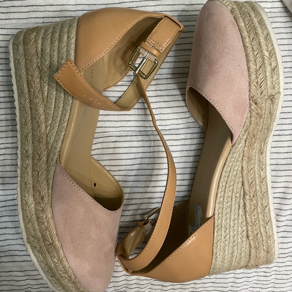 2-tone blush and tan Nine West wedge heels. Excellent condition.